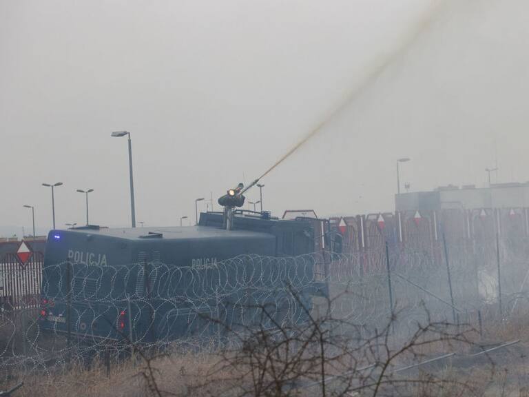 Policías de Polonia lanzan agua a inmigrantes en la frontera con Bielorrusia