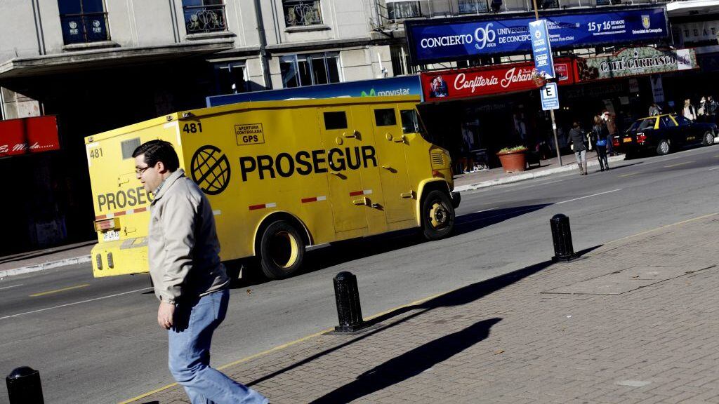 11 Mayo de 2015/ CONCEPCIONUn caminon de la empresa Prosegur recorre las calles del centro de Concepcion, durante huelga legal de los sindicatos de trabajadores de la empresa de transportes Brinks, tras una fallida negociación colectiva, sumándose así a los funcionarios de Prosegur, que mantienen la movilización desde el viernes.

 
FOTO: JUAN GONZALEZ/AGENCIAUNO