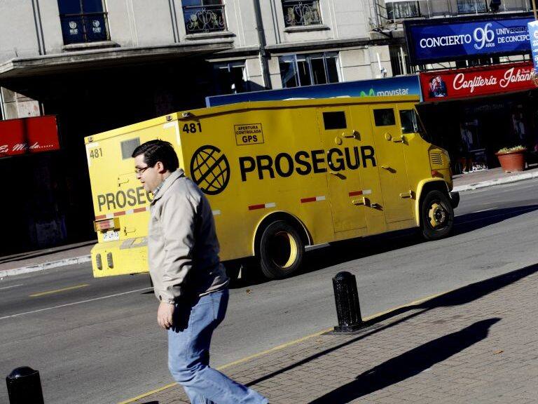 11 Mayo de 2015/ CONCEPCIONUn caminon de la empresa Prosegur recorre las calles del centro de Concepcion, durante huelga legal de los sindicatos de trabajadores de la empresa de transportes Brinks, tras una fallida negociación colectiva, sumándose así a los funcionarios de Prosegur, que mantienen la movilización desde el viernes.
FOTO: JUAN GONZALEZ/AGENCIAUNO