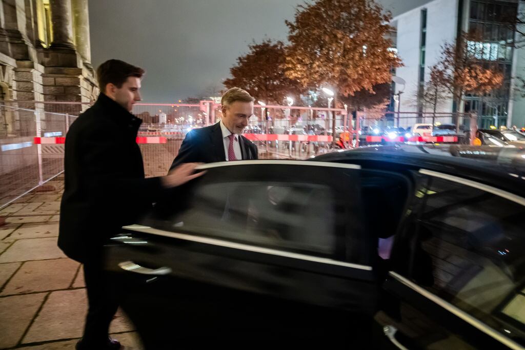 El destituido ministro federal de finanzas de Alemania, Christian Lindner, sale del edificio del Reichstag en la ciudad de Berlín
