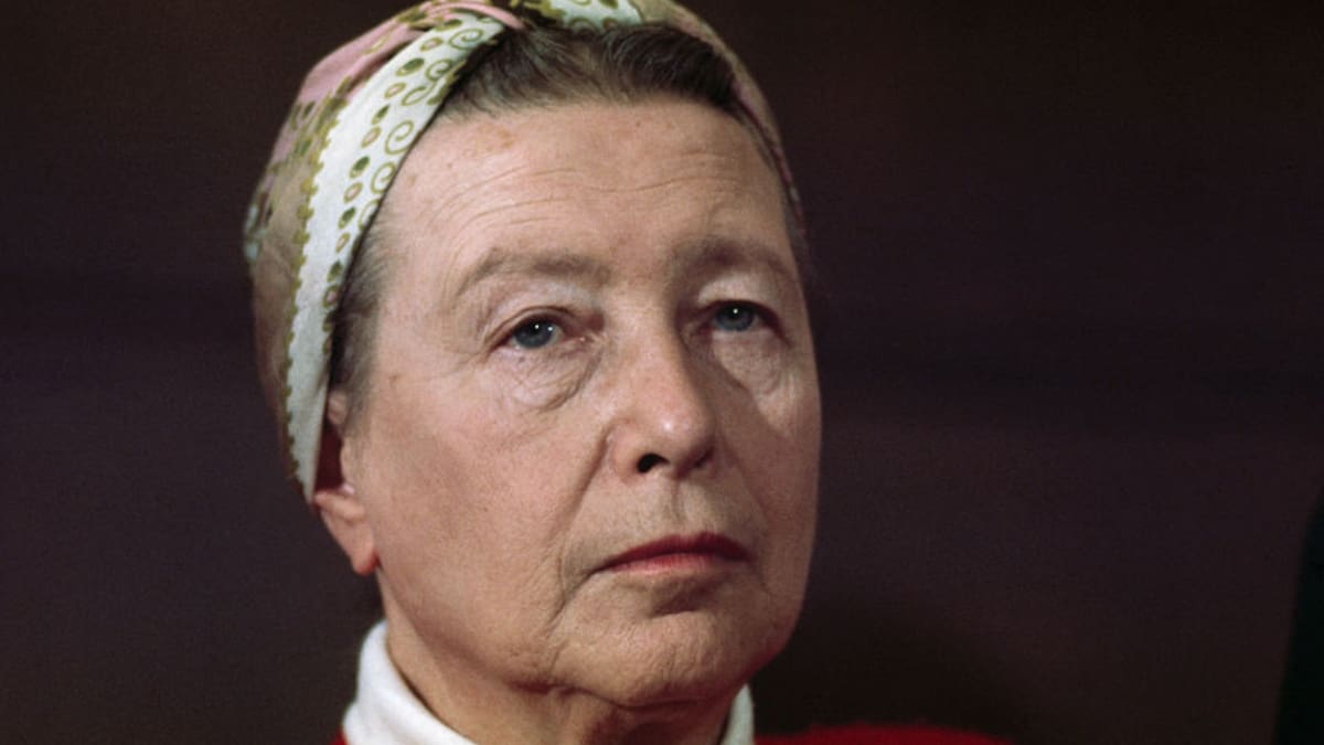 Directora de Prodemu baja a Simone de Beauvoir de autoras destacadas apoyada en dato no comprobado de Wikipedia