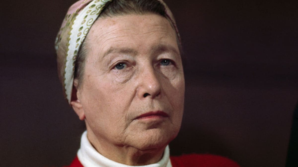 Directora de Prodemu baja a Simone de Beauvoir de autoras destacadas apoyada en dato no comprobado de Wikipedia