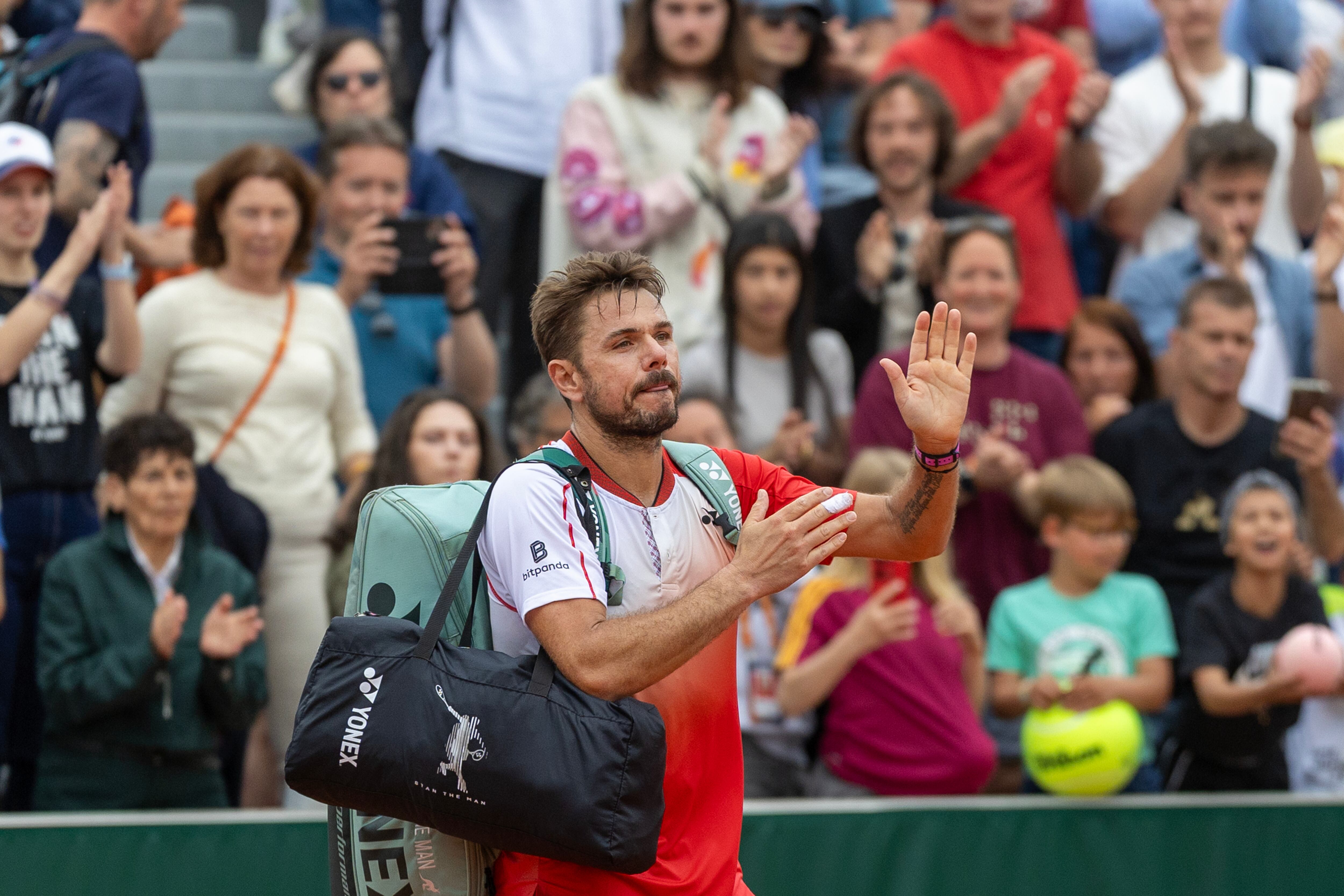 Stan Wawrinka despidiéndose del público tras quedar eliminado en primera ronda de Roland Garros / Getty Images
