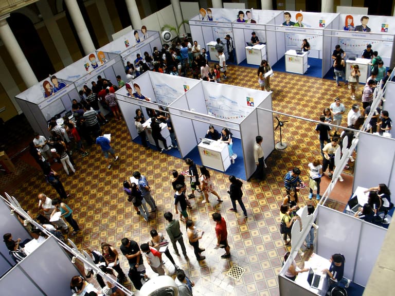 Estas son las diez carreras universitarias más populares en Chile en 2024 (y los sueldos de sus egresados)