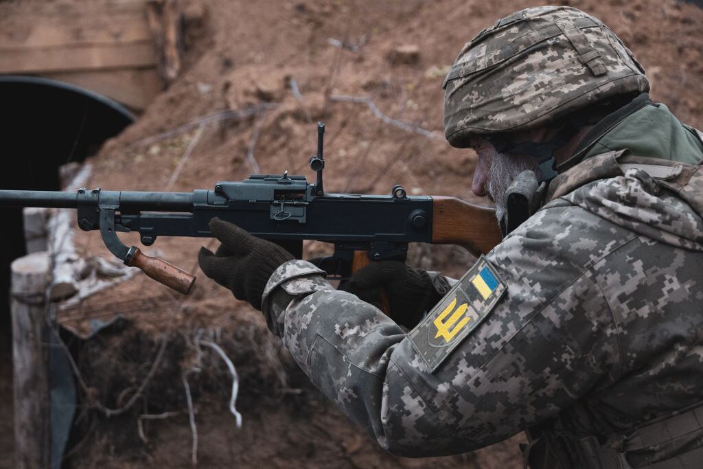 Soldados de las fuerzas armadas de Ucrania en el frente de combate en la zona del Donbás