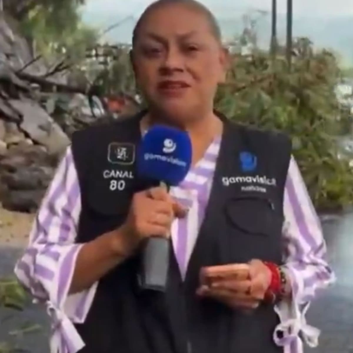 Brutal atropello en pleno despacho: cámara capta cómo vehículo embiste a reportera en vivo en Monterrey