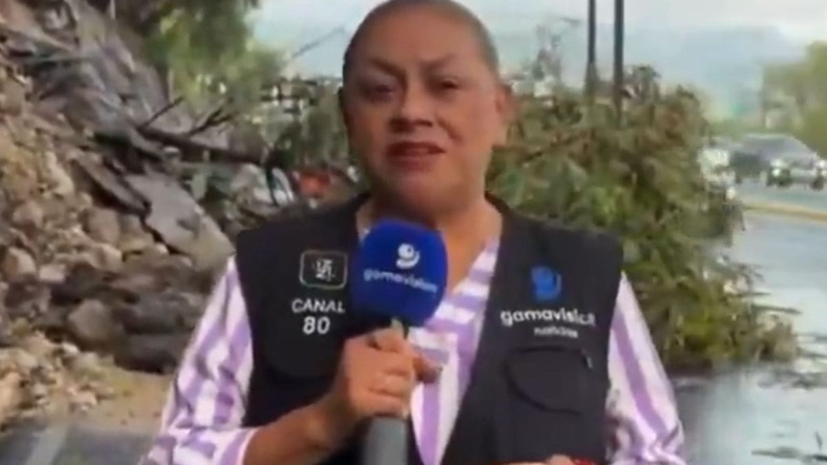 Brutal atropello en pleno despacho: cámara capta cómo vehículo embiste a reportera en vivo en Monterrey