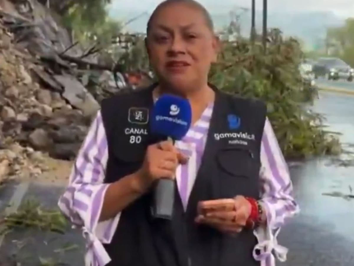 Brutal atropello en pleno despacho: cámara capta cómo vehículo embiste a reportera en vivo en Monterrey