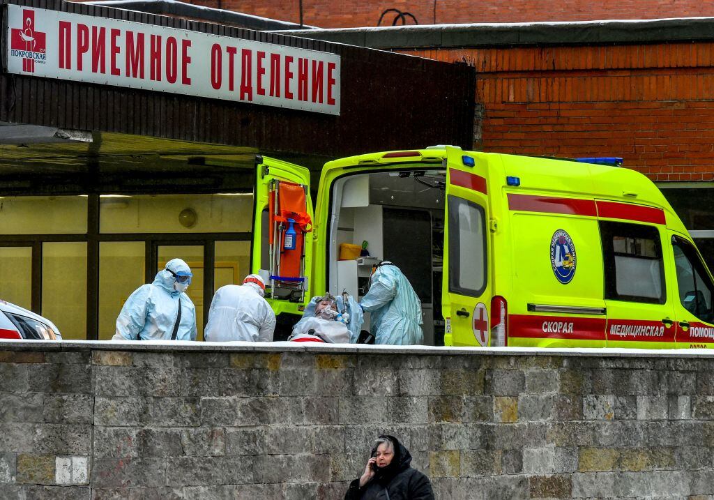Paramédicos trasladan a paciente con covid-19 a hospital en Rusia