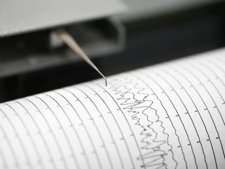 Un sismógrafo marca línea sobre el papel, al detectar un sismo.