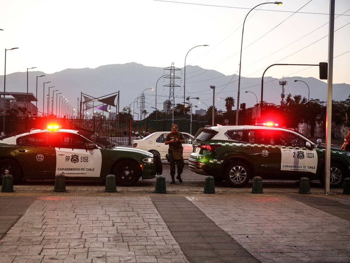 Roban automóviles desde reconocida automotora en La Florida: delincuentes derribaron la reja de acceso