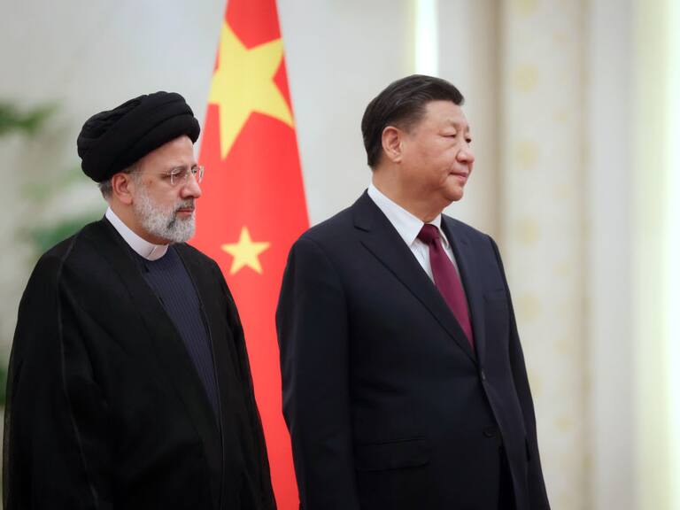 Ebrahim Raisi de Irán junto a Xi Jinping en su visita oficial a Pekín en China