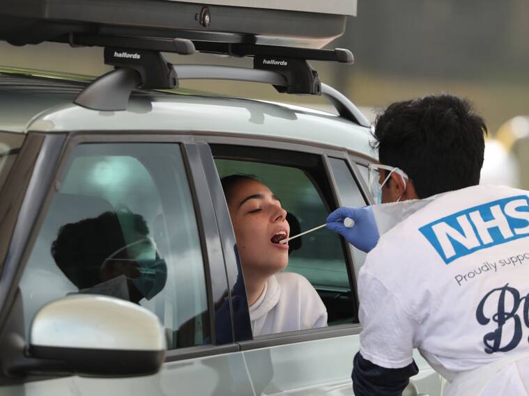 Trabajador de la salud realiza examen de Covid-19 en Reino Unido