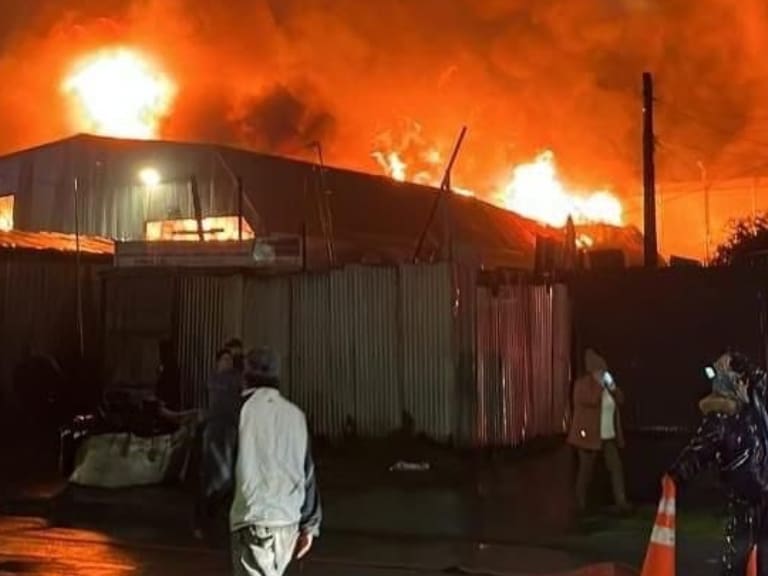 Incendio afecta a galpón en Concepción y amenaza a viviendas aledañas