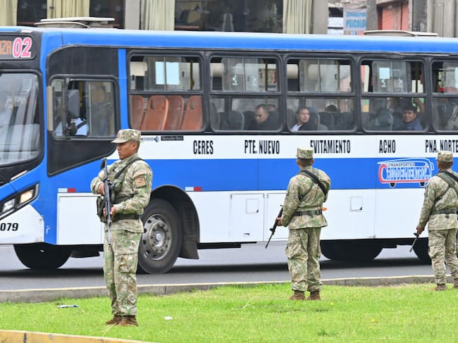 El gobierno del Perú desplegó policías y militares en la ciudad de Lima ante el paro nacional convocado por transportistas, comerciales y universitarios