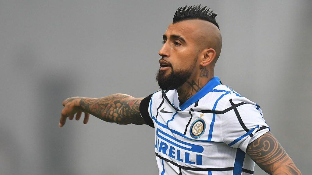 REGGIO NELL'EMILIA, ITALY - NOVEMBER 28: Arturo Vidal of FC Internazionale gestures during the Serie A match between US Sassuolo and FC Internazionale at Mapei Stadium - Città del Tricolore on November 28, 2020 in Reggio nell'Emilia, Italy. (Photo by Alessandro Sabattini/Getty Images)