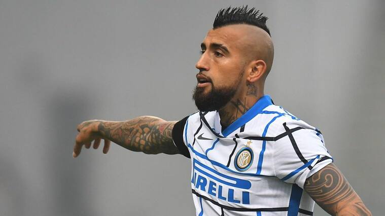 REGGIO NELL'EMILIA, ITALY - NOVEMBER 28: Arturo Vidal of FC Internazionale gestures during the Serie A match between US Sassuolo and FC Internazionale at Mapei Stadium - Città del Tricolore on November 28, 2020 in Reggio nell'Emilia, Italy. (Photo by Alessandro Sabattini/Getty Images)
