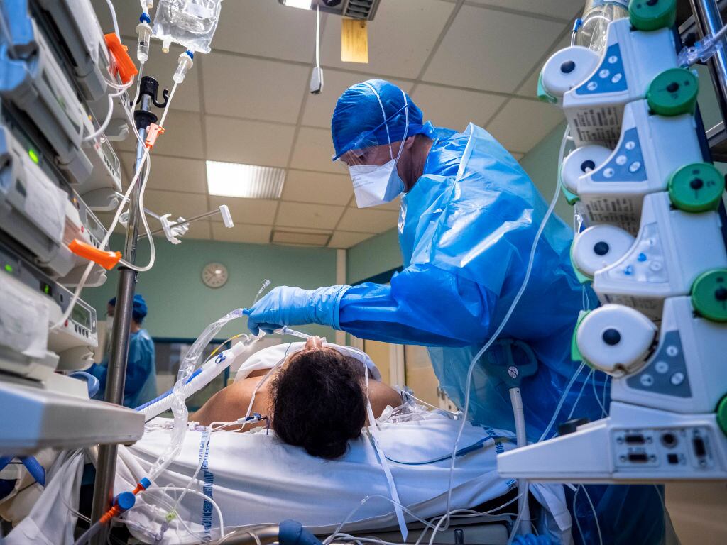 Un médico atiende a un paciente con coronavirus en un hospital de Arles