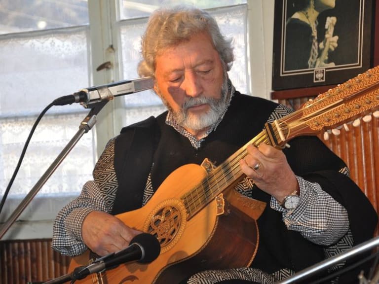 Muere Hugo Arévalo, destacado músico y documentalista chileno que grabó varios de los registros más impactantes sobre la dictadura de Pinochet