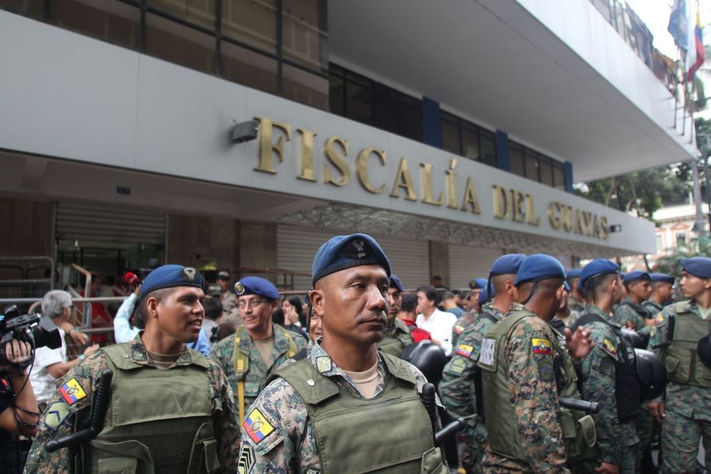 Un grupo de policías custodian la sede de la Fiscalía de Ecuador