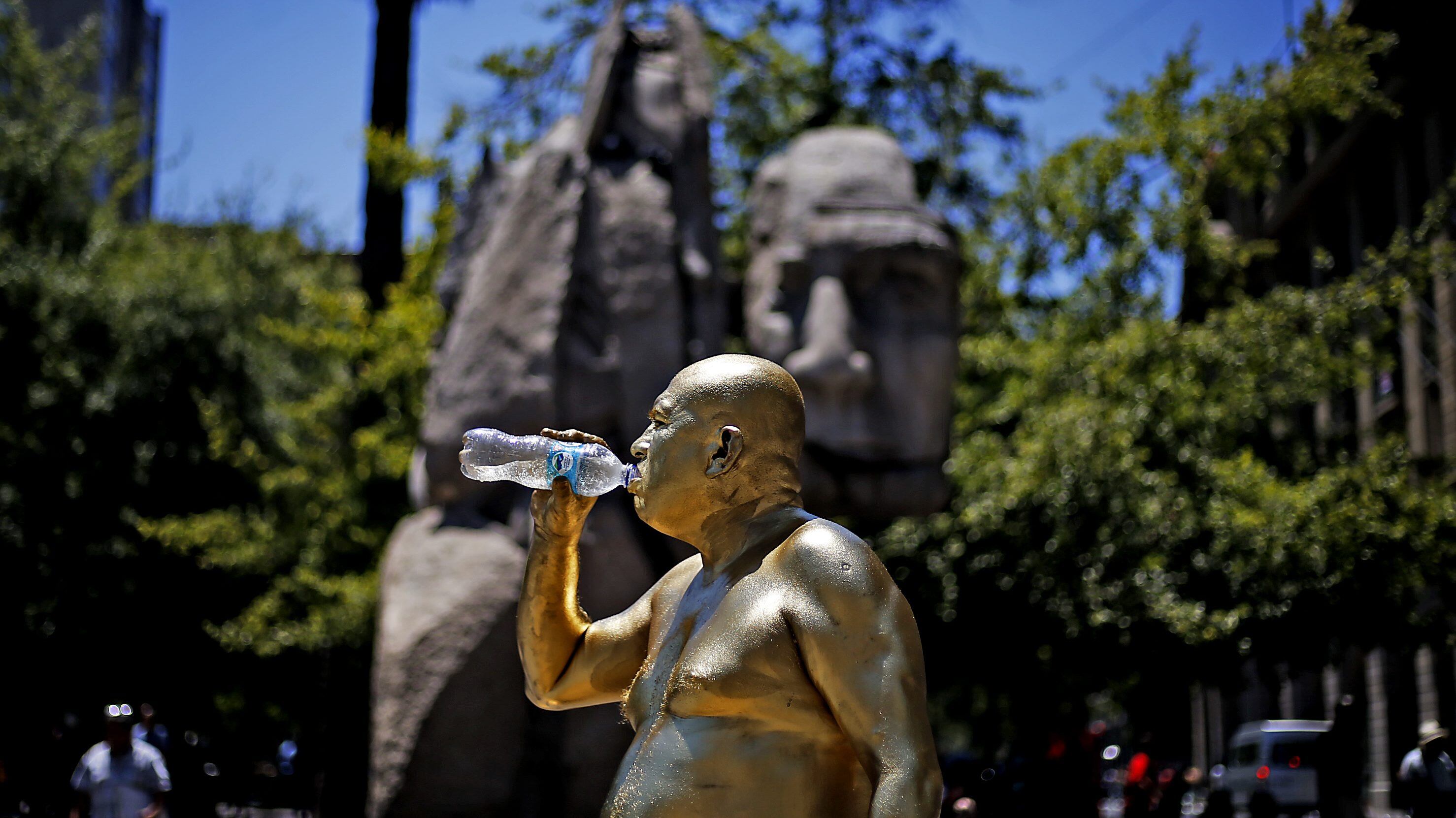 21 de Diciembre de 2019/SANTIAGOHoy sbado se esperan temperaturas entre 12¡ y 33¡, inicindose una ola de calor para el da de maana domingo, da en que arranca oficialmente el verano
FOTO:CRISTOBAL ESCOBAR/AGENCIAUNO