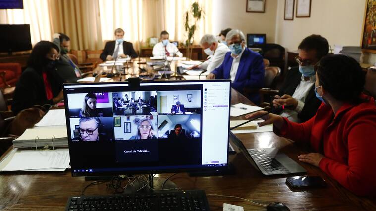 05 DE MAYO DE 2020/VALPARAISOVista de un monitor con diputados e invitados a la sesion via telematica, durante la sesion de la Comision de Trabajo de la Camara de Diputados, citada para conocer la norma que anunció la Superintendencia de Pensiones, que permitirá transferir los fondos de los afiliados a una cuenta corriente a quienes están próximos a iniciar sus trámites de jubilación.
FOTO: LEONARDO RUBILAR CHANDIA/AGENCIAUNO