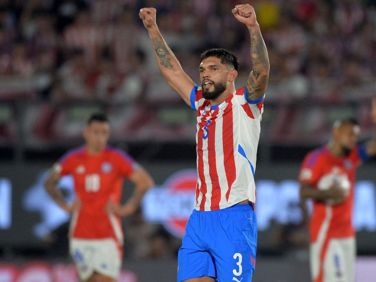 “Falta amateur” y “habilitó a todo el mundo”: Hinchas de La Roja liquidan a Rodrigo Echeverría y Arturo Vidal por gol de Paraguay
