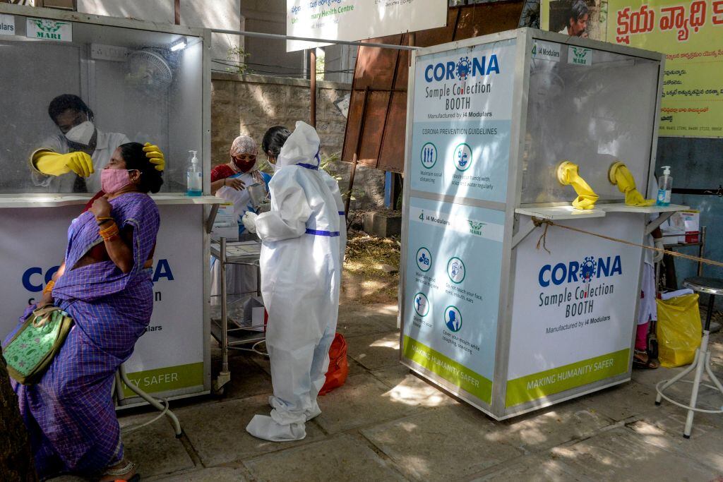 Trabajadores de la salud realizan test del Covid-19 en India