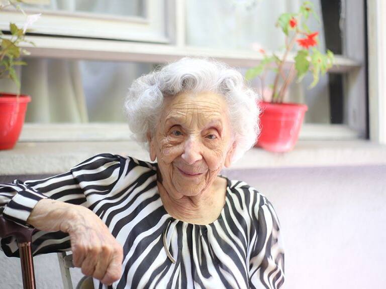 Inés Erazo, de 104 años, da mensaje a jóvenes tras votar: «Tienen que seguir la lucha»