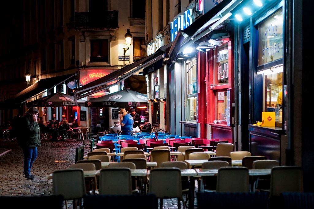 Los bares y restaurantes se empiezan a ver vacíos tras las medidas contra el nuevo coronavirus en Bélgica