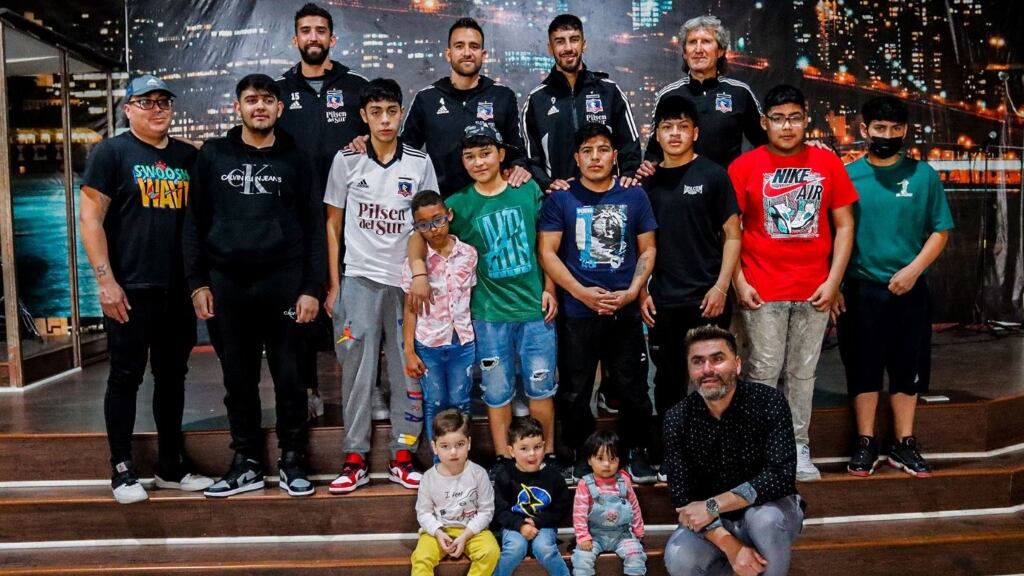 Plantel de Colo Colo visita a niños de La Legua Emergencia y los invitó al Monumental para el choque ante la UC