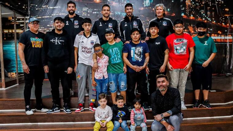 Plantel de Colo Colo visita a niños de La Legua Emergencia y los invitó al Monumental para el choque ante la UC