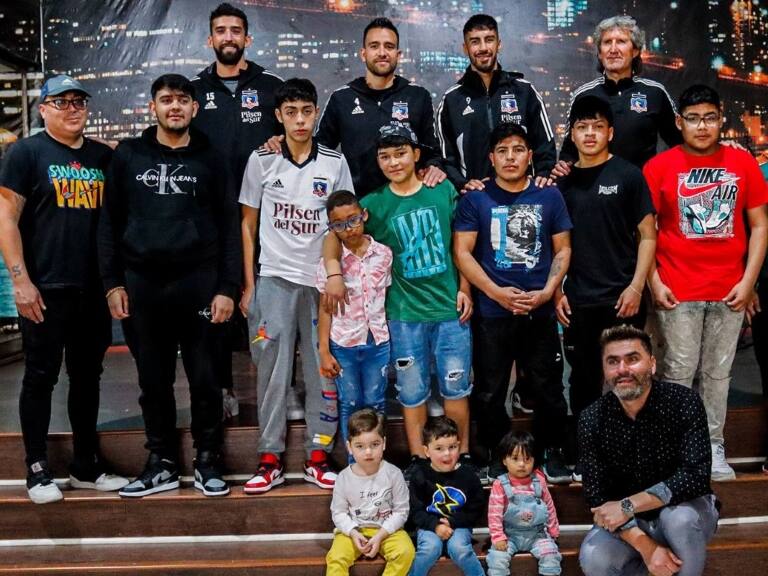Plantel de Colo Colo visita a niños de La Legua Emergencia y los invitó al Monumental para el choque ante la UC