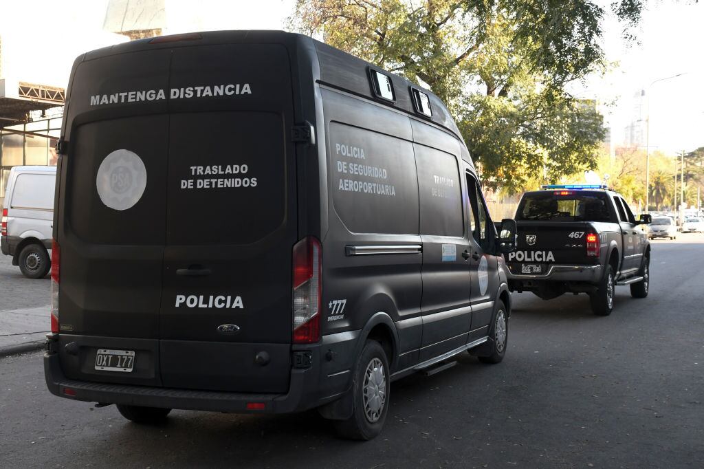 Policía traslada a Fernando Sabag y Brenda Uliarte tras ser procesados