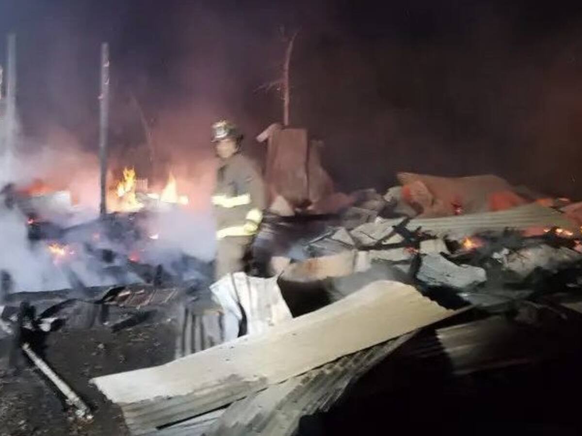 Doble ataque incendiario en Tirúa: queman escuela básica y un camión que trasladaba pescados