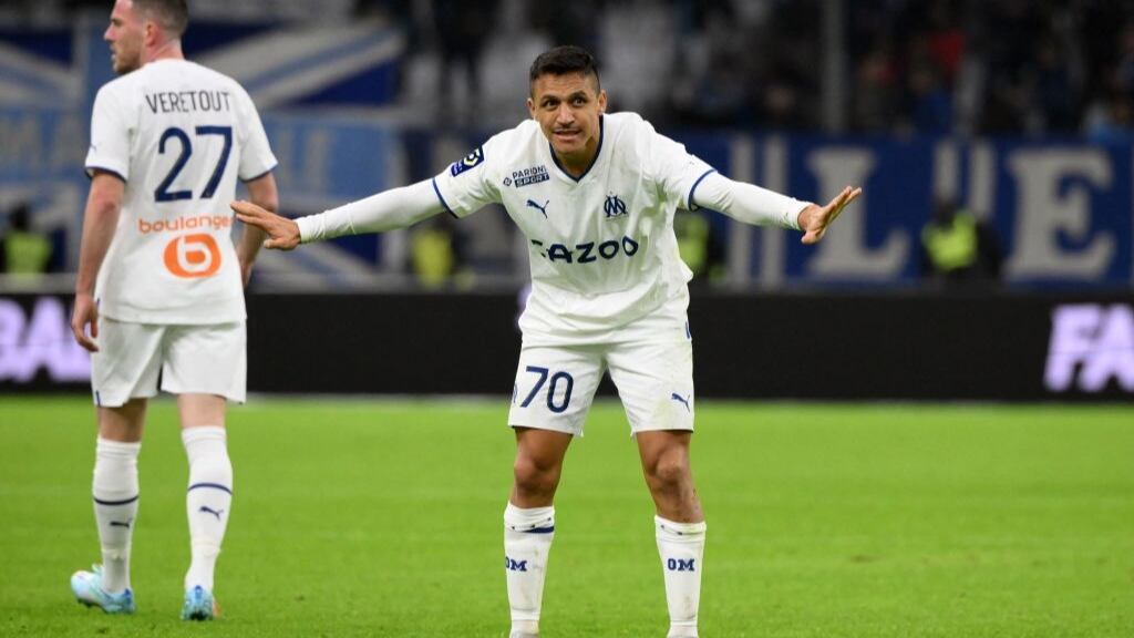 Alexis Sánchez anota un golazo para la ventaja del Olympique Marsella ante Lorient
