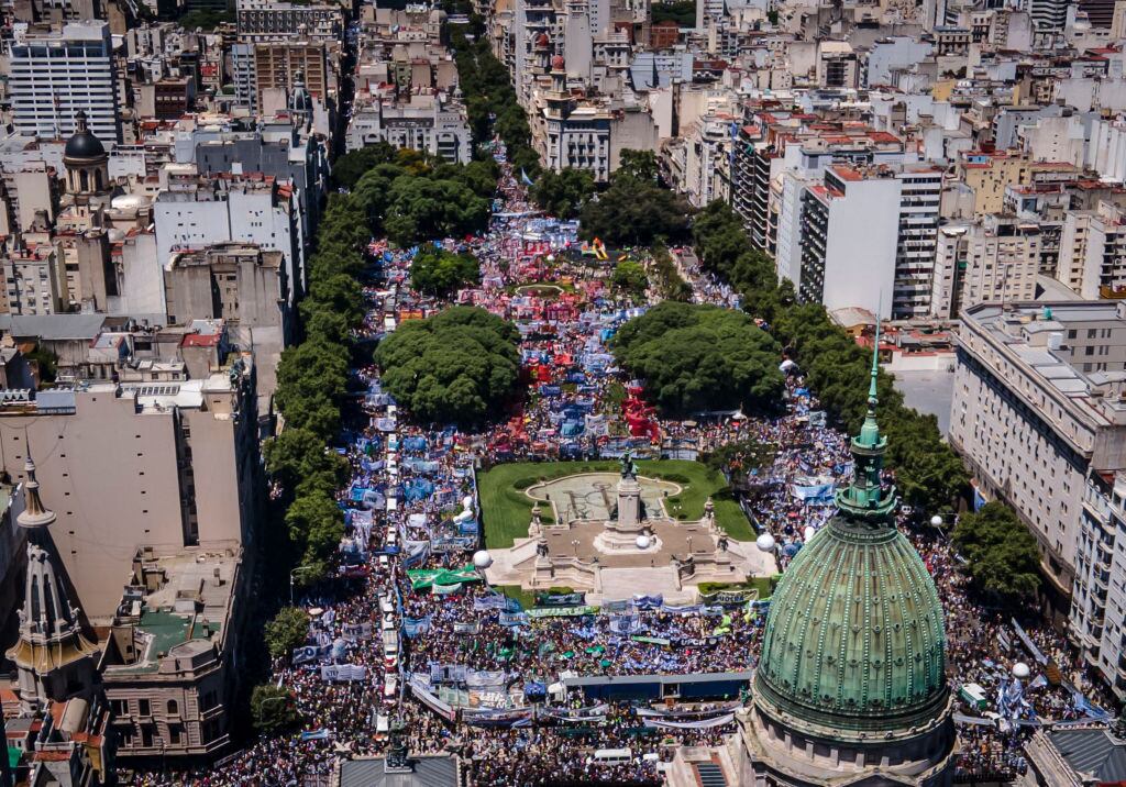 Una vista de la multitudinaria manifestación en Argentina contra las políticas que busca implementar el gobierno del ultraderechista Javier Milei.
