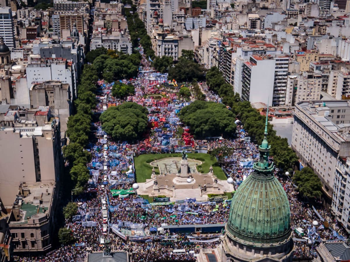 Argentina: Multitudinaria manifestación contra el proyecto de Javier Milei