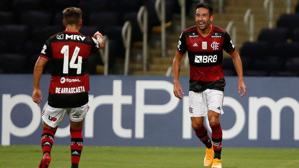 RIO DE JANEIRO, BRAZIL - DECEMBER 20: Isla of Flamengo celebrates his goal with Arrascaeta during a match between Flamengo and Bahia as part of 2020 Brasileirao Series A at Maracana Stadium on December 20, 2020 in Rio de Janeiro, Brazil. (Photo by Wagner Meier/Getty Images)