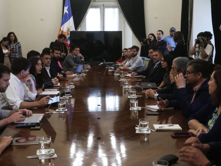 Partidos valoran invitación transversal del Gobierno para coordinar ayudas a damnificados por incendios forestales: «Lo fundamental es la unidad»