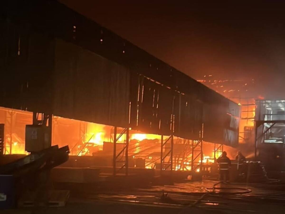 Incendio de gran magnitud consume aserradero en Peralillo y moviliza a bomberos de toda la región