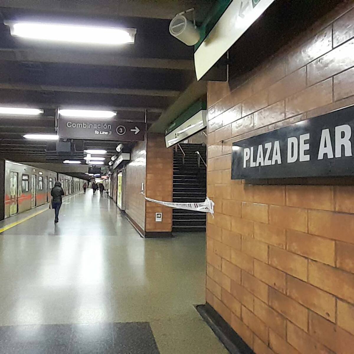 Insólita y peligrosa práctica: Instalan “estudio de piercings” clandestino en estación Plaza de Armas del Metro