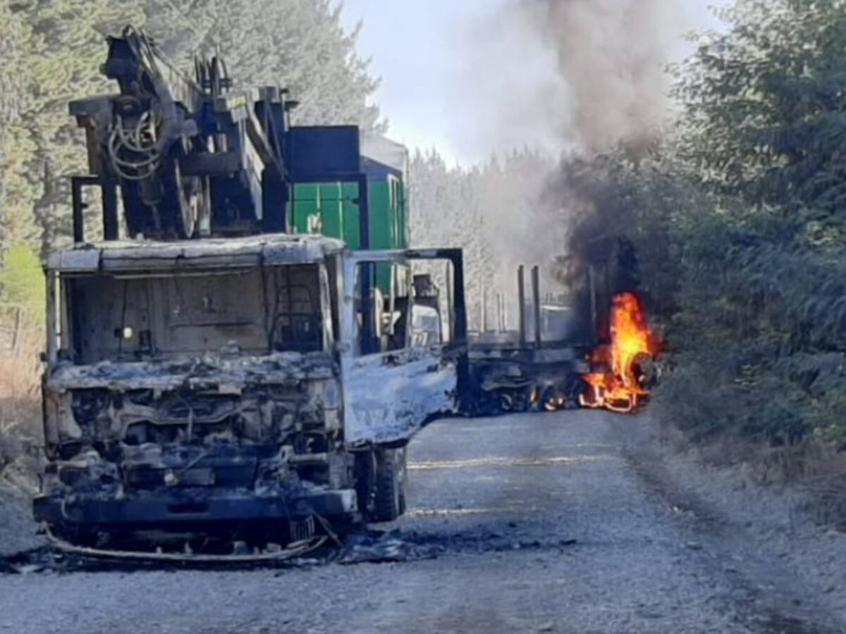 Mulchén: atentado incendiario a fundo de forestal Mininco deja tres camiones y una grúa quemadas