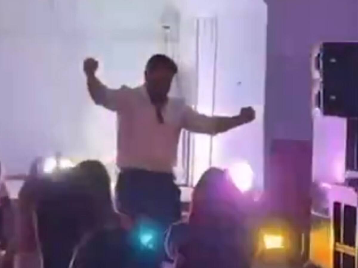 ¿Recordando al “sexfam”? Alcalde de Isla de Maipo bailó en evento con vedetto