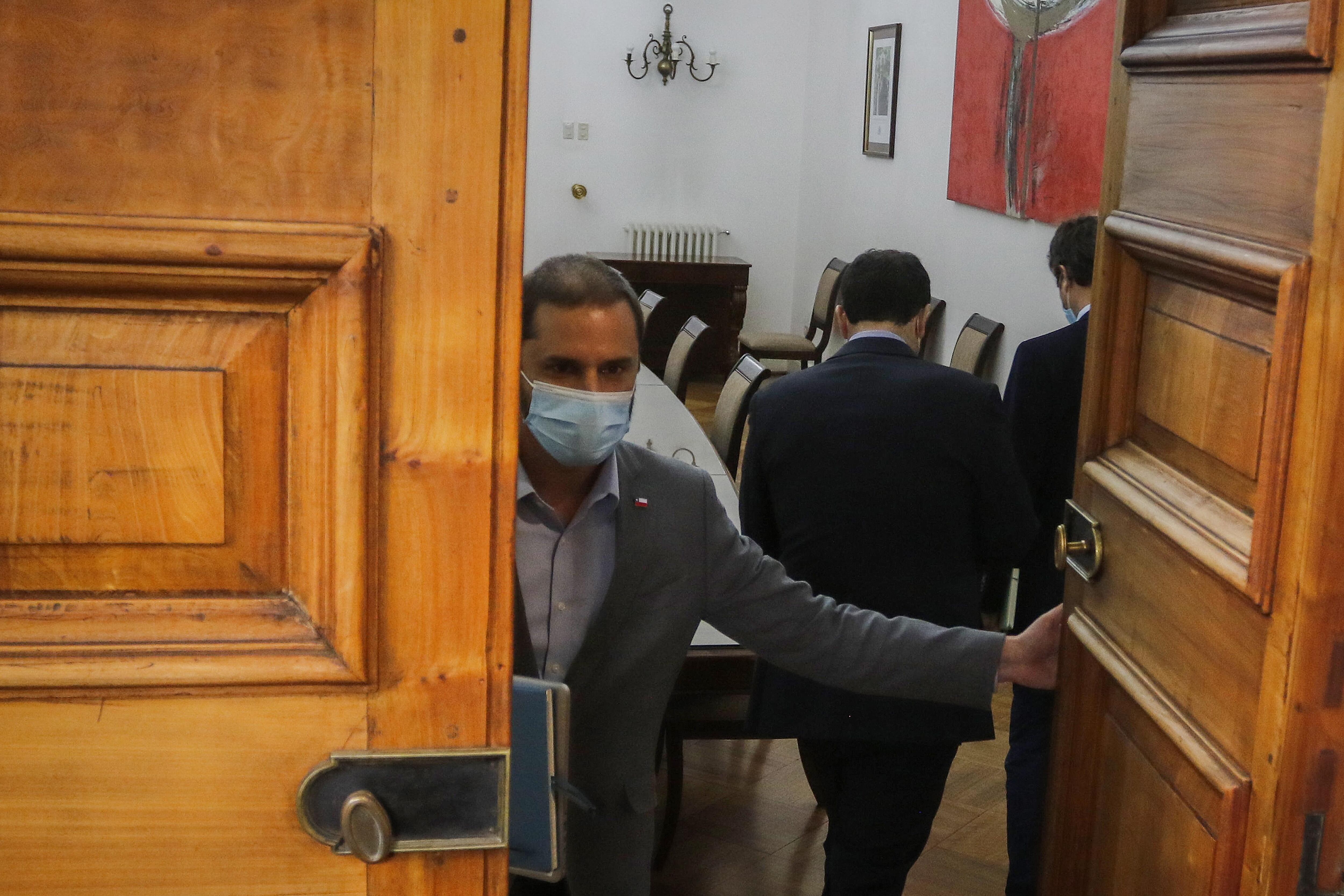 El ministro Jaime Bellolio, cierra la puerta del Ministerio del Interior, tras ingresar junto a los ministros Rodrigo Delgado y Juan José Ossa. Foto: Agencia Uno