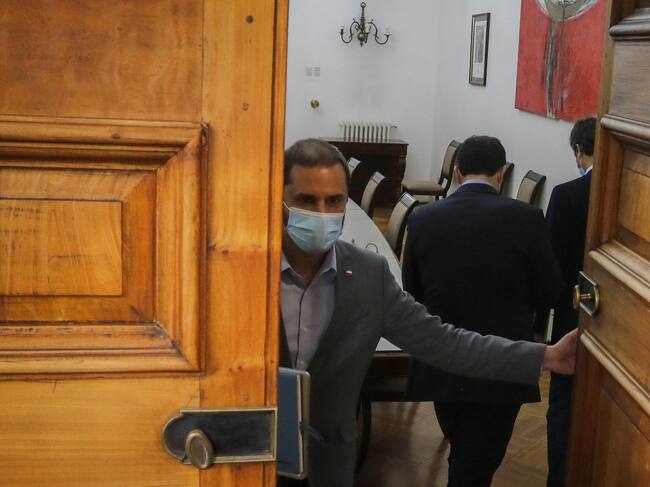 El ministro Jaime Bellolio, cierra la puerta del Ministerio del Interior, tras ingresar junto a los ministros Rodrigo Delgado y Juan José Ossa. Foto: Agencia Uno