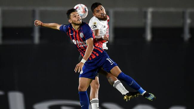 BUENOS AIRES, ARGENTINA - APRIL 25: Angel Romero of San Lorenzo jumps for the ball with Paulo Diaz of River Plate during a match between River Plate and San Lorenzo as part of Copa de la Liga Profesional 2021 at Estadio Monumental Antonio Vespucio Liberti on April 25, 2021 in Buenos Aires, Argentina. (Photo by Marcelo Endelli/Getty Images)
