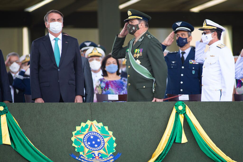 Jefes militares saludan al ultraderechista Bolsonaro en un acto oficial