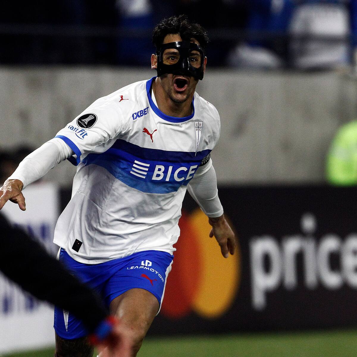 Un decisivo Zampedri guía a la UC y la deja a un paso de los octavos de final en la Copa Libertadores