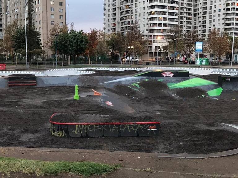 Municipalidad de Santiago tapó con cinco toneladas de tierra skatepark del Parque de los Reyes